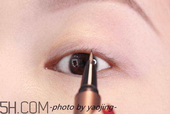硬頭眼線(xiàn)筆怎么用 軟頭眼線(xiàn)筆怎么用