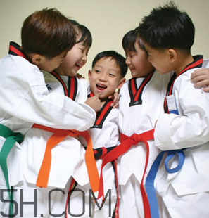 戴眼鏡可以學(xué)跆拳道嗎？高度近視可以學(xué)跆拳道嗎？