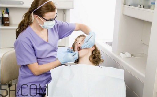 戴牙套可以洗牙嗎？洗牙多久一次？