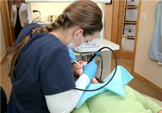 洗牙會傷害牙齒嗎？洗牙前要驗血嗎？