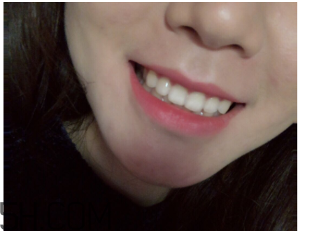 倩碧小方唇膏卡唇紋嗎？06號適合黃皮嗎？