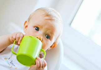 小兒肺炎的癥狀表現(xiàn)有哪些？小兒肺炎應該怎么治療？