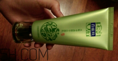 百雀羚泡沫潔面乳洗后緊繃嗎？適合干皮嗎？