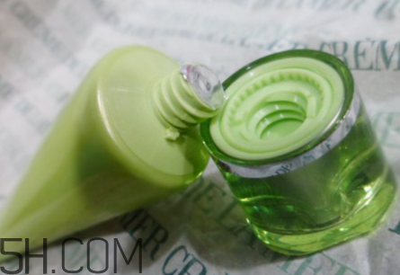 百雀羚泡沫潔面乳洗后緊繃嗎？適合干皮嗎？