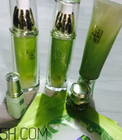 百雀羚水能量套盒適合油皮嗎？適合秋冬用嗎？