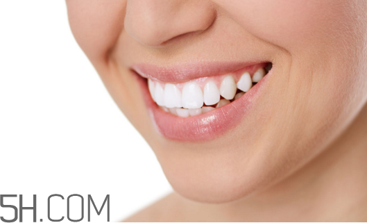 喝咖啡怎么防止牙齒變黃？小蘇打怎樣美白牙齒？