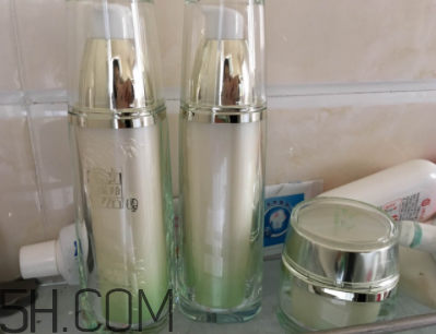 百雀羚至臻皙白組合套裝包含哪些？什么功效？