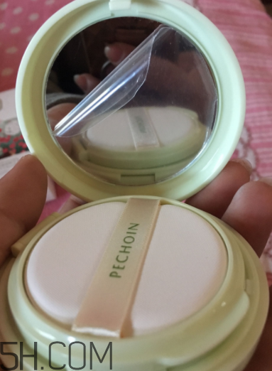 百雀羚氣墊BB霜浮粉嗎？適合干皮嗎？