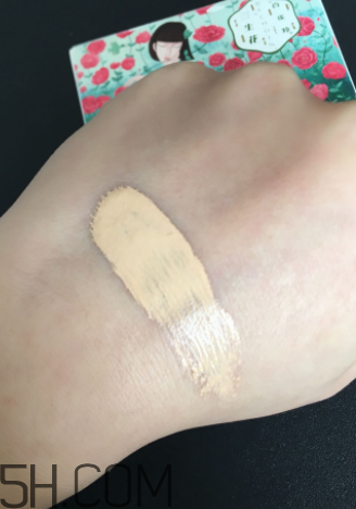 百雀羚氣墊BB霜浮粉嗎？適合干皮嗎？