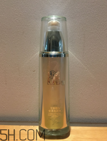 百雀羚亮膚水是清潔水嗎？適合油皮嗎？