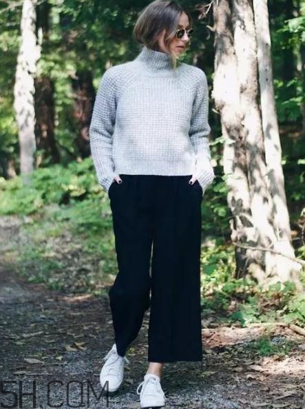 高領(lǐng)毛衣搭配什么褲子？高領(lǐng)毛衣下面穿什么？