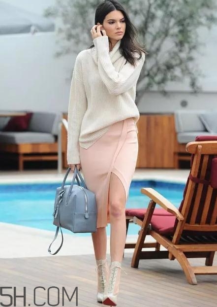 高領(lǐng)毛衣搭配什么褲子？高領(lǐng)毛衣下面穿什么？