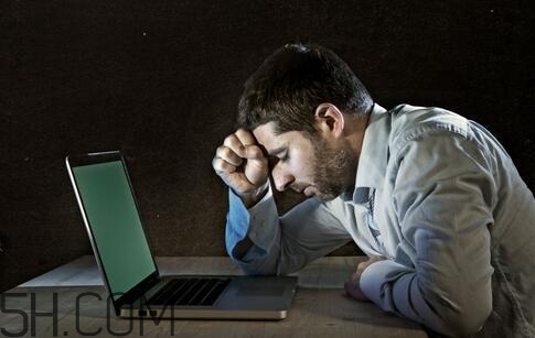 男性經(jīng)常熬夜有哪些危害？男性常熬夜對身體危害有哪些？