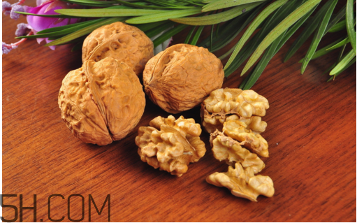 吃石榴牙齒變黑怎么回事？吃核桃牙齒變黑怎么回事？