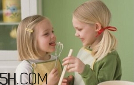 小兒肺炎的癥狀表現(xiàn)有哪些？小兒肺炎應(yīng)該怎么治療？