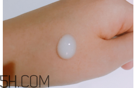 Olay小臉精華露適合什么季節(jié)用？什么膚質(zhì)？