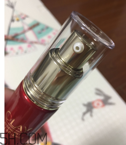 Olay小臉精華露是乳液?jiǎn)?？用在哪一個(gè)步驟？