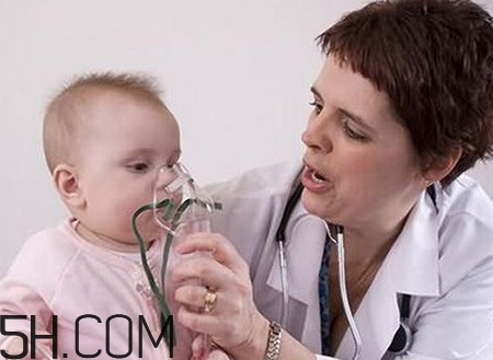 小兒肺炎的癥狀表現(xiàn)有哪些？小兒肺炎應(yīng)該怎么治療？