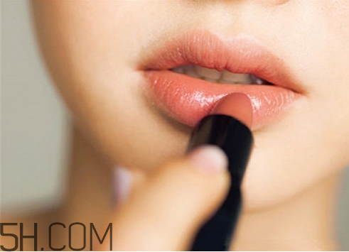 擦口紅要注意什么？選口紅的技巧方法
