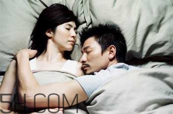 男人趴著睡對(duì)身體的危害有哪些？男人趴著睡有哪些危害？