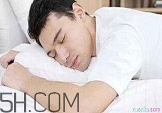 男人趴著睡對(duì)身體的危害有哪些？男人趴著睡有哪些危害？