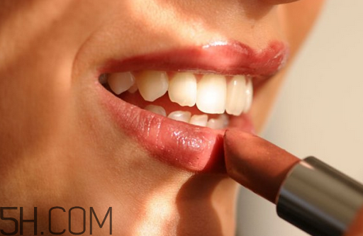 涂口紅可以吃東西嗎？每天涂口紅有沒有危害？