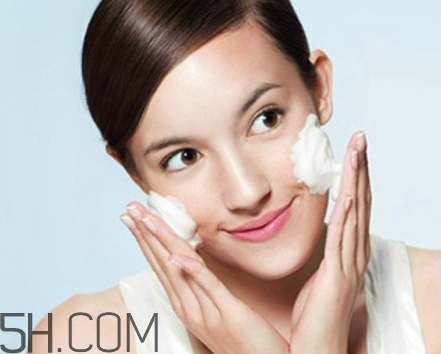 卸妝膏和卸妝水哪個(gè)好用？2018卸妝產(chǎn)品排行榜十強(qiáng)