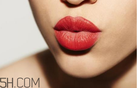 涂口紅可以吃東西嗎？每天涂口紅有沒有危害？