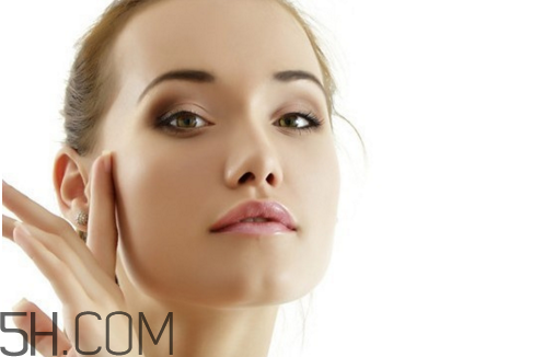 午睡不卸妝對(duì)皮膚危害大嗎？凡士林可以卸妝嗎？