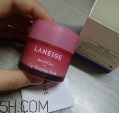 蘭芝夜間唇膜每次敷多厚？每次用多少？