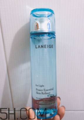 蘭芝水衡精華水油不油？適合油皮嗎？