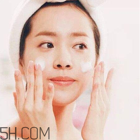 卸妝膏和卸妝油有什么區(qū)別？不同卸妝產(chǎn)品的使用方法