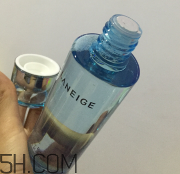 蘭芝水衡精華水油不油？適合油皮嗎？