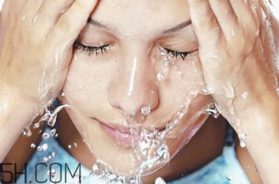 牙膏卸妝有什么壞處？健康洗臉的方法