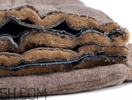 駝絨褲好還是羽絨褲好？駝絨褲羽絨褲哪種暖和？