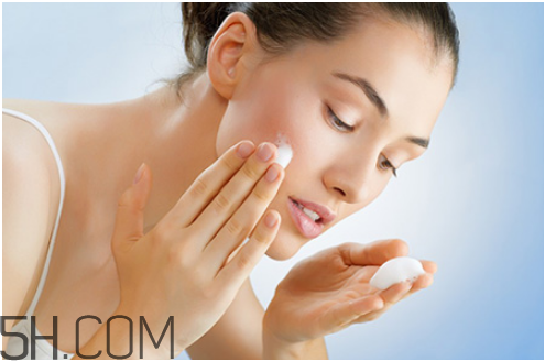 蓓昂斯和卸妝皇后卸妝水哪個(gè)好？卸妝可以直接用洗面奶嗎？