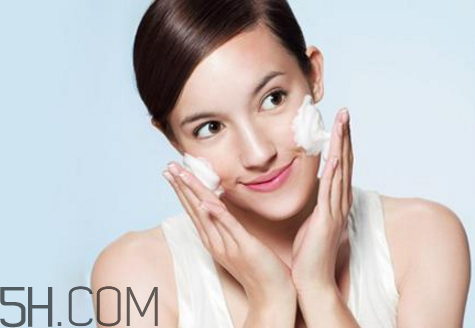 貝德瑪卸妝水和dhc卸妝油哪個卸妝好？洗面奶卸妝有什么壞處？