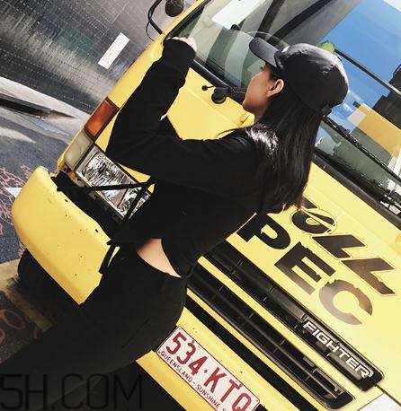 黑色衣服掉色屬于質(zhì)量問題嗎？黑色衣服掉色嚴(yán)重怎么辦？