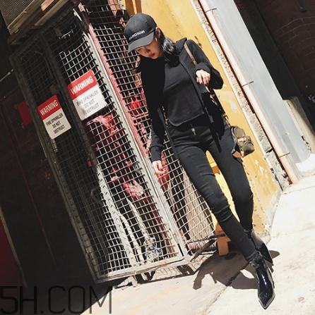 黑色衣服掉色屬于質(zhì)量問題嗎？黑色衣服掉色嚴(yán)重怎么辦？