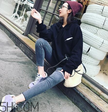 黑色衣服被漂白水弄壞怎么復(fù)原？黑色衣服被84燒黃了怎么辦？