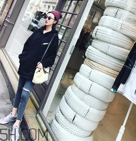 黑色衣服被漂白水弄壞怎么復(fù)原？黑色衣服被84燒黃了怎么辦？