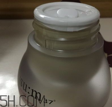 sum37魔法眼霜油不油？油皮能用嗎？