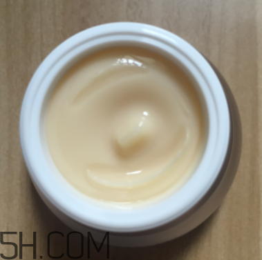 sum37魔法眼霜油不油？油皮能用嗎？