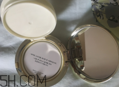 sum37空氣感氣墊霜浮粉嗎？適合油皮嗎？