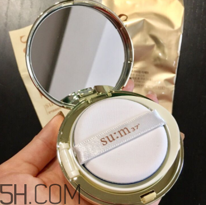 sum37空氣感氣墊霜浮粉嗎？適合油皮嗎？