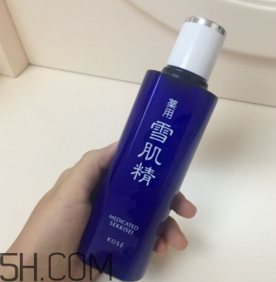 雪肌精化妝水盈潤型適合油皮嗎？適合夏季嗎？