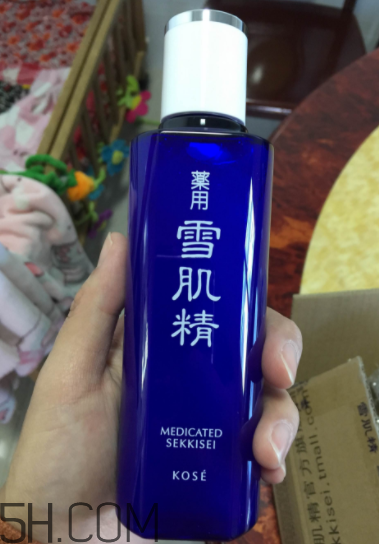 雪肌精化妝水盈潤型成分是什么？會使皮膚變薄嗎？