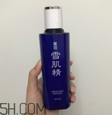 雪肌精化妝水盈潤型成分是什么？會使皮膚變薄嗎？