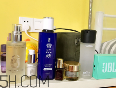 雪肌精化妝水盈潤型成分是什么？會使皮膚變薄嗎？