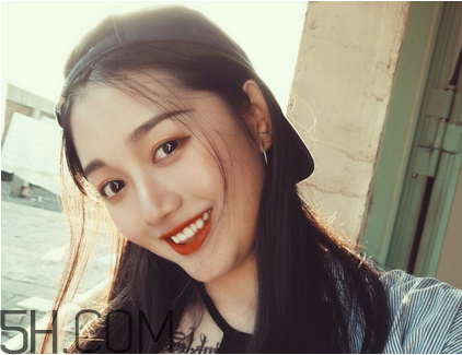 中午睡覺要卸妝嗎？怎么避免帶妝睡覺的危害？